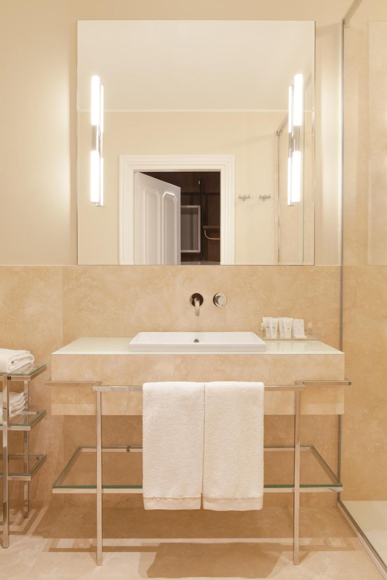 Amabilia Suites Милано Стая снимка